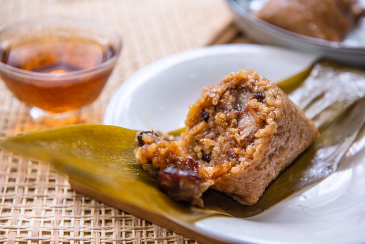 鹹肉粽加入了鹹蛋黃及醃製的肥豬肉,鈉質含量甚高。