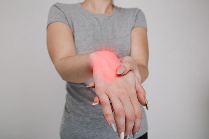 當不慎跌倒時用手去支撐,8成力量會集中在橈骨關節處,因此容易造成骨折。