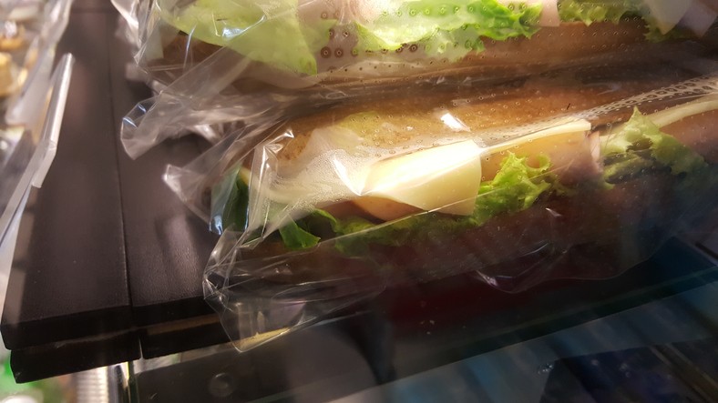 配製好的三文治應適當貯存，需貯存在攝氏4度或以下的冷藏庫中。