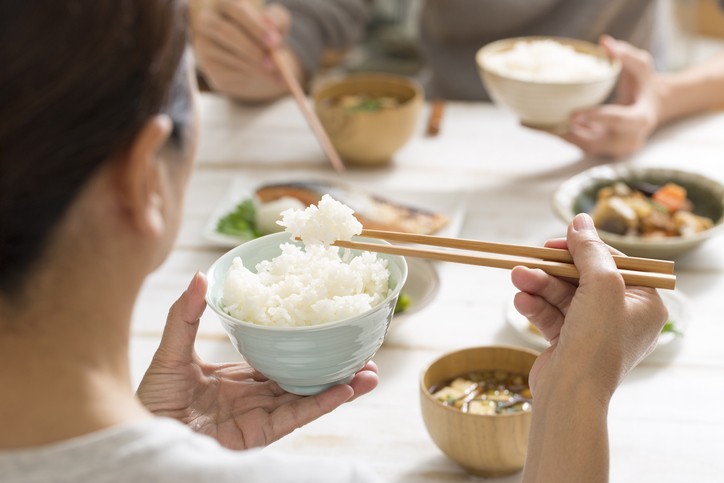 吃飯本來應該是享受美食的一個過程,但有的人為了騰出更多時間來賺錢,而把用餐時間縮短到5-10分鐘。