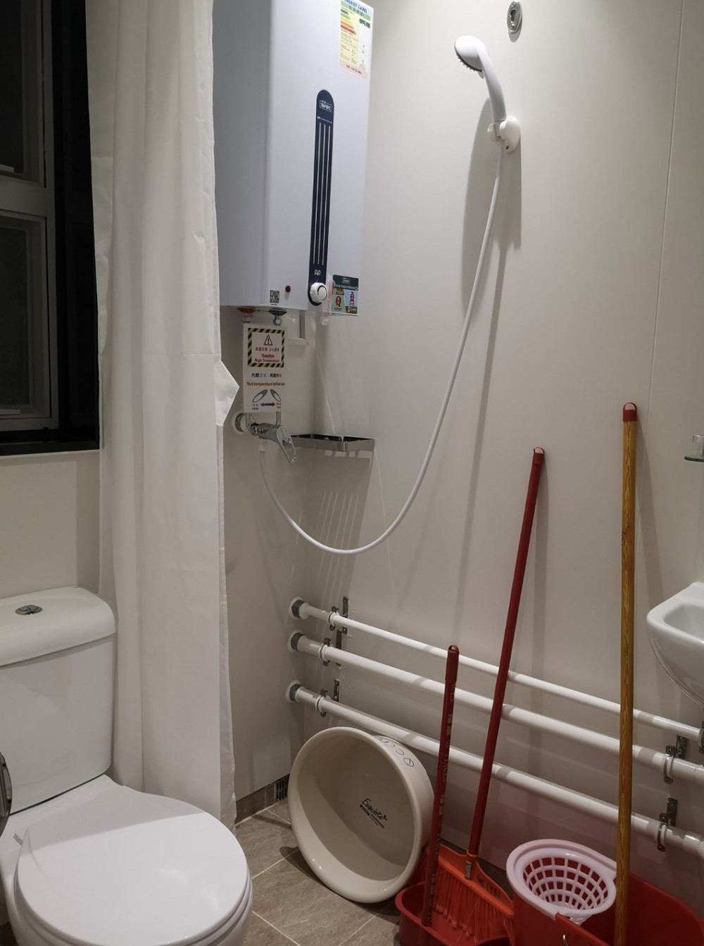 營內沒有洗衣機,只有洗衣粉、細面盤、剃鬚工具,但就無wifi提供。故陳運通建議,入營前宜自行帶備1個月無限數據卡、手機,充電器,手提電腦(如有)、消毒濕紙巾(主要抹探熱針用)。