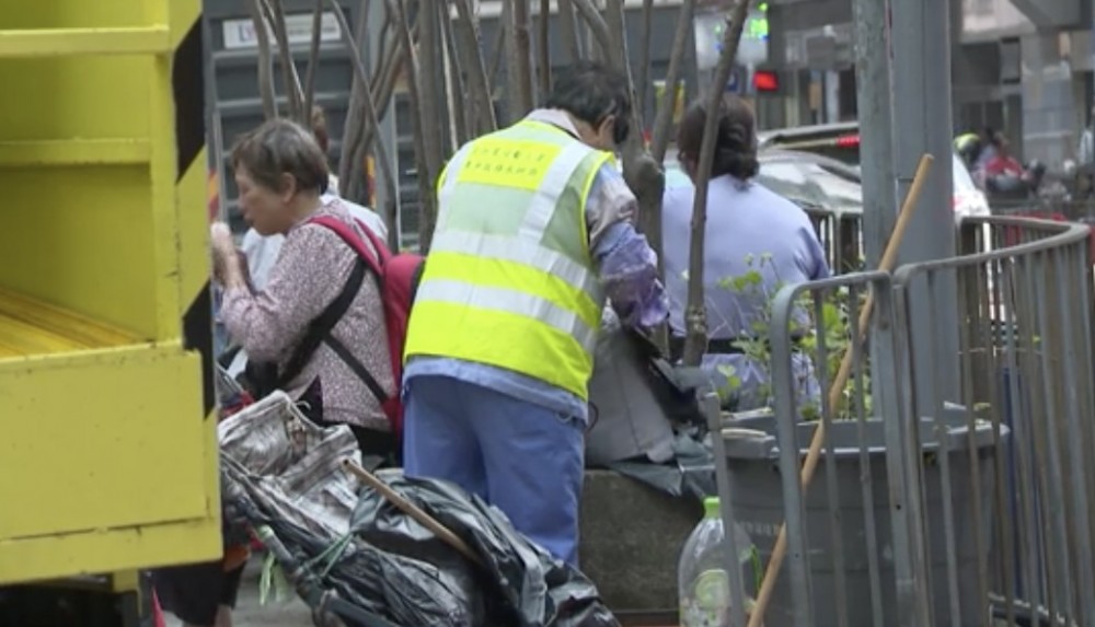 有工會指,措施下清潔工或需至附近公園或留於工作地點,如垃圾站或公廁內進食。