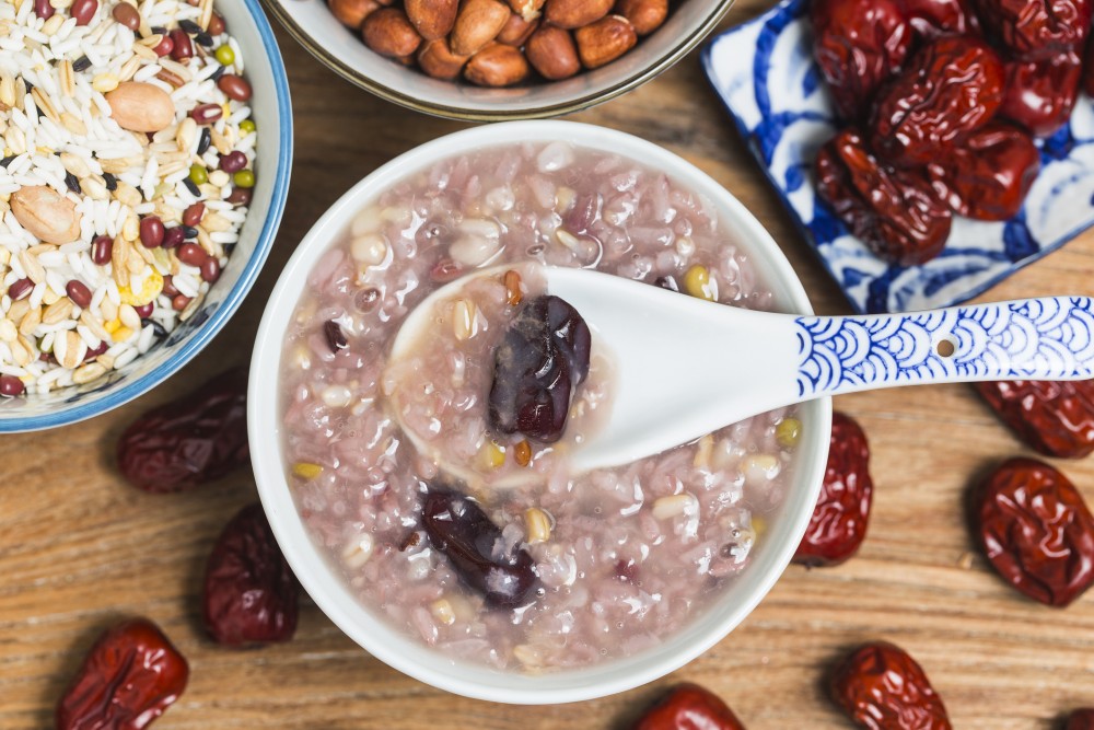 據《本經》記載,棗味甘,性溫,有補中益氣、養血安神的功效。