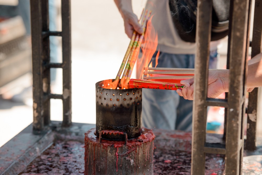 拜神燒香是華人傳統習俗之一。