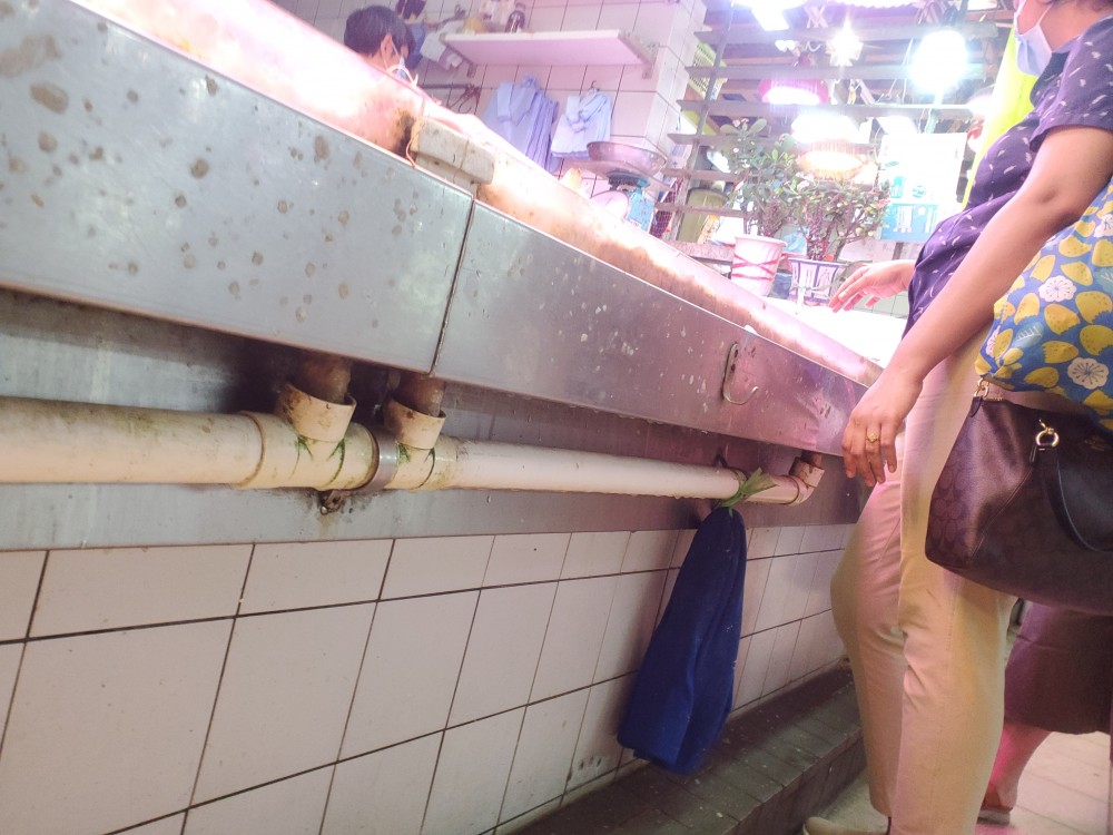 《港大抗疫最前線》團隊9月24日走訪中西區、油尖旺區和葵青區的四間街市的魚檔，發現其中三個街市的大部分魚販向顧客提供共用毛巾。