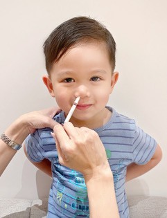 胡杏兒表示,噴鼻式流感疫苗接種過程簡單輕鬆,Brendan全程笑著。