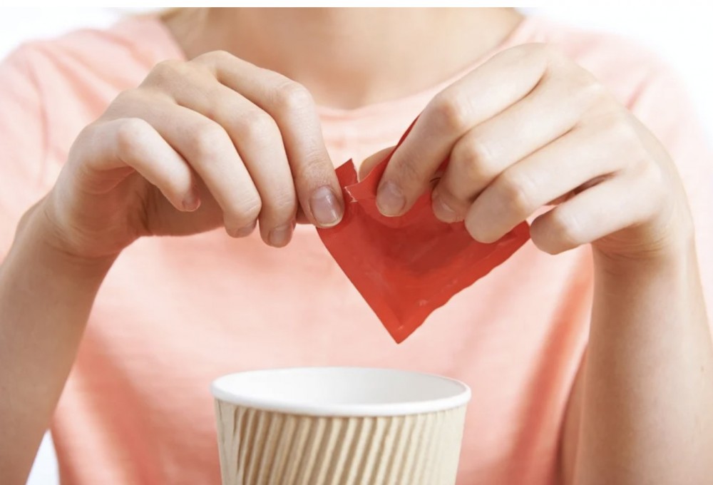 據食安中心資料,甜味劑是可為食物添加甜味的食物添加劑,可由人工化學物,及天然的植物提取物製成。