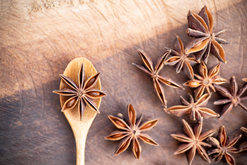 正常的足乾八角要5、6斤才能曬成一斤,而用硫磺製成的2斤多就可以製成一斤外表足乾的八角,成本低近一半。