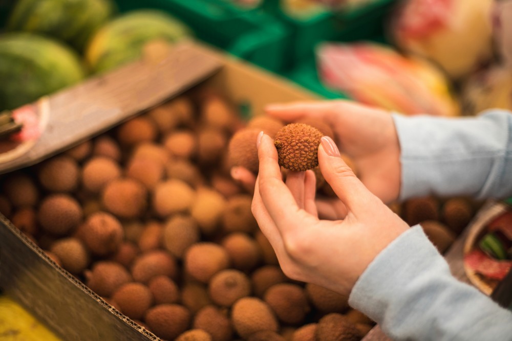 荔枝含有多種營養成分,有助預防高血壓、增加免疫力。不過就要注意食用份量,以免吃太多易 「上火」。