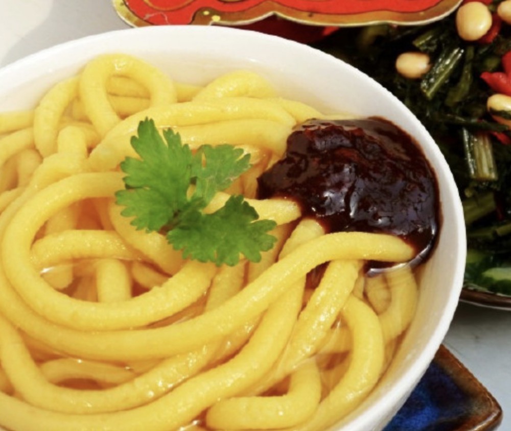 黑龍江有一家庭食用於雪櫃冷藏1年的「酸湯子」(玉米麵)後,出現集體食物中毒,導致8人死亡。