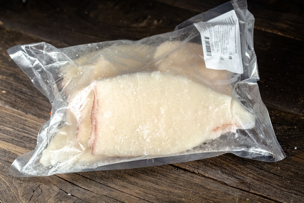 在青島新冠疫情溯源調查中,在一批進口冷藏鱈魚外包裝陽性樣本中,檢測分離到有活性病毒,屬全球首次。