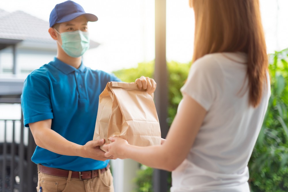 新型肺炎疫情下,人們減少外出,速遞服務需求量急增。