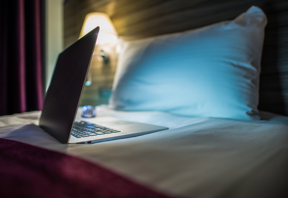 研究人員提醒,其他發光屏幕亦會影響睡眠品質,如電話、電腦、平板電腦。