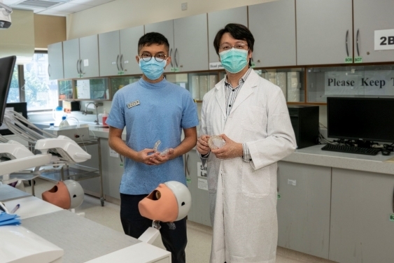 香港大學牙醫學院牙科物質助理教授徐傑漢博士 (右) 與學生研究助理 (學士課程五年級生) 陳家輝併合牙科知識與產品設計,共同研發以三維打印技術度身訂製微霧噴射口部裝置。