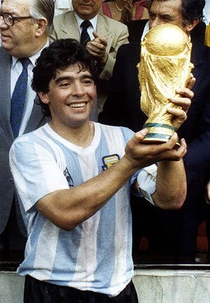 阿根廷球王馬勒當拿(Diego Maradona)周三心臟病發逝世,終年60歲。