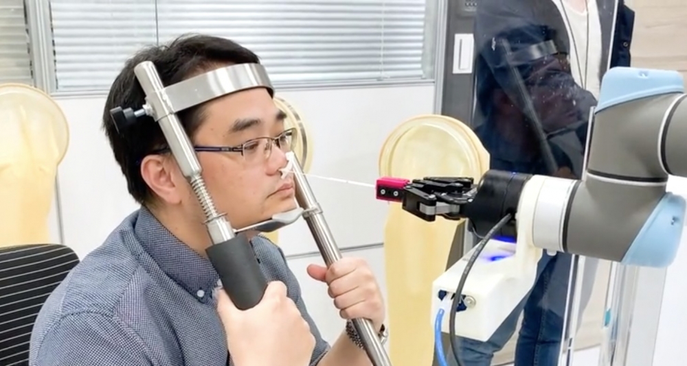 「自動鼻咽採檢機器人」採樣時間亦只需要2至5分鐘。