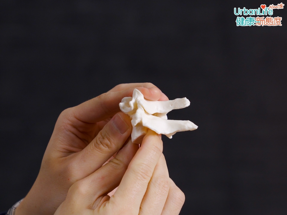 睡覺時姿勢不佳,以及維持固定姿勢太久,有可能令小面關節過分擠壓。