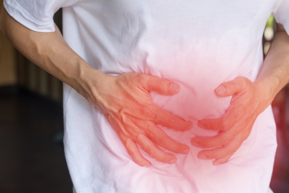 黃男因「結腸異物穿孔伴腹腔膿腫」而腹痛。