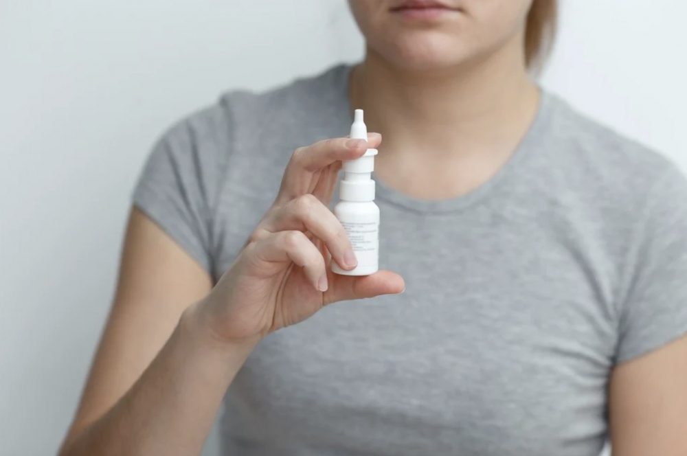 就輕微鼻瘜肉來說,醫生可先以保守性治療處理,包括使用吸入式類固醇噴劑等,抑制鼻瘜肉生長,紓緩徵狀。