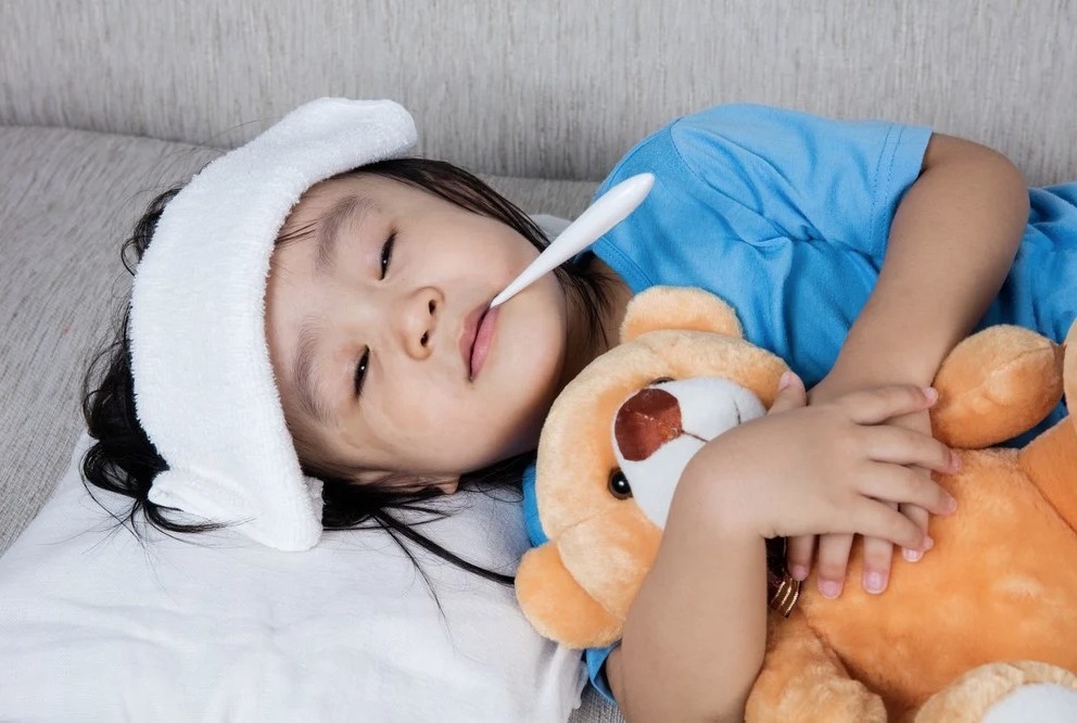 曾祈殷指出，現時無特別抗病毒藥物，主要小朋友靠免疫系統自行痊癒。