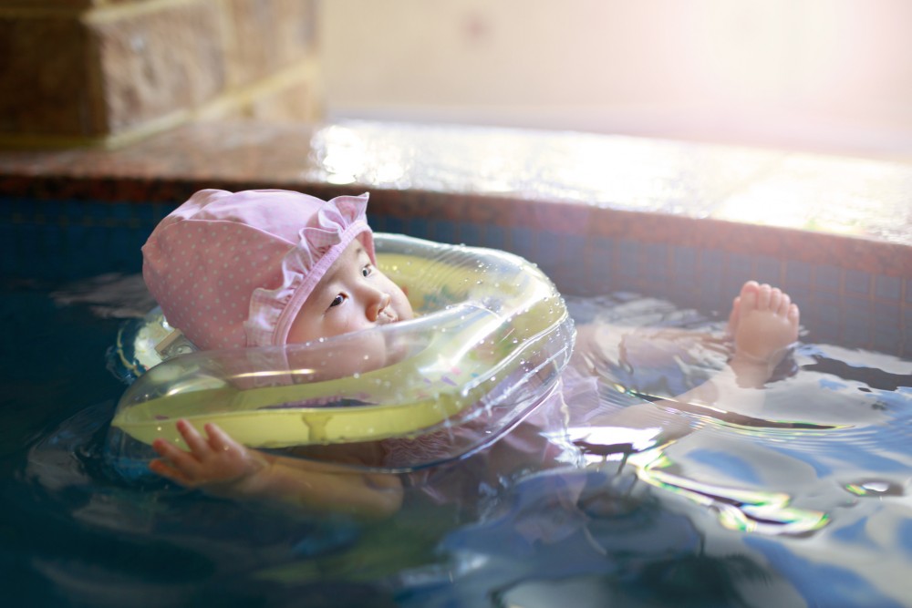 消委會提醒家長,任何游泳輔助用品都不是救生用品,必須時刻小心看顧兒童,避免遇溺的風險。