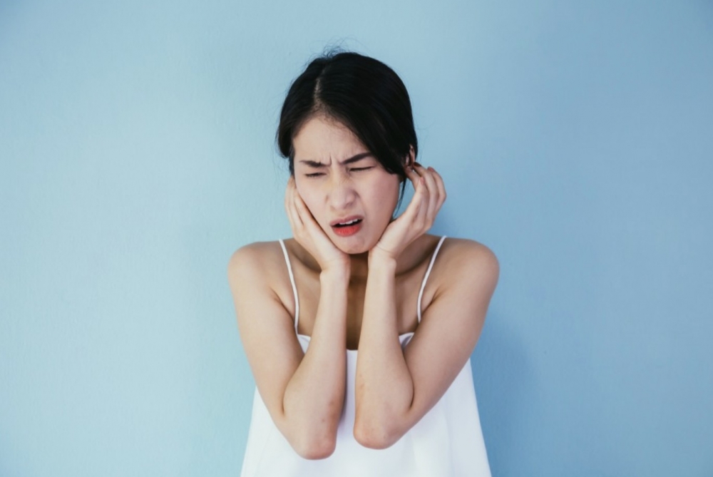 耳仔又痛又塞,甚至聽力減退?小心是患上急性中耳炎