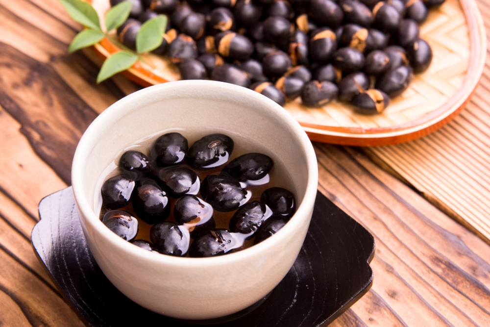 中醫認為五臟與食物的顏色有很密切的關係，青色入肝、紅色入心、黃色入脾、白色入肺、黑色入腎，所以黑豆對腎功能有助益。