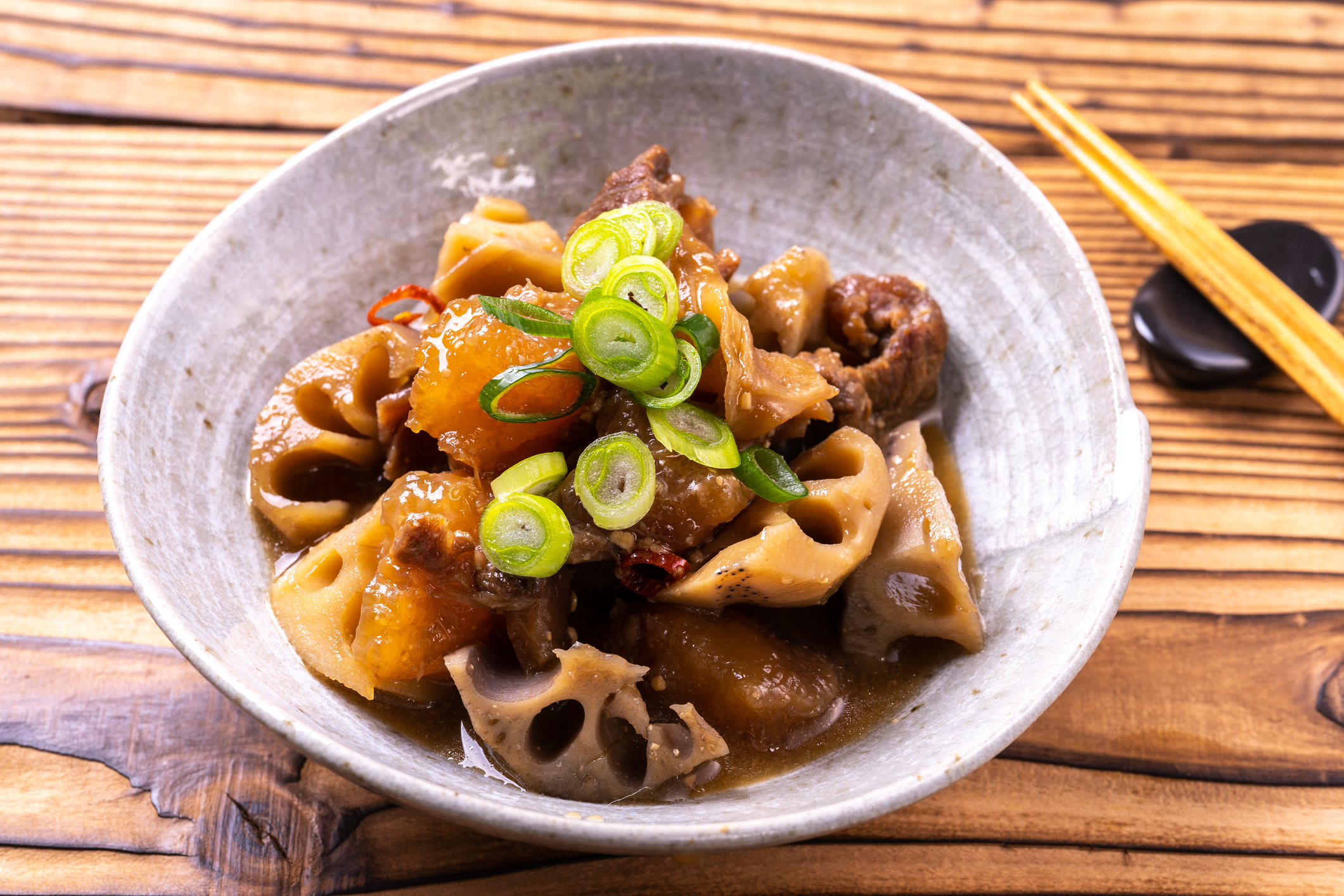 蓮藕牛筋煲做法。