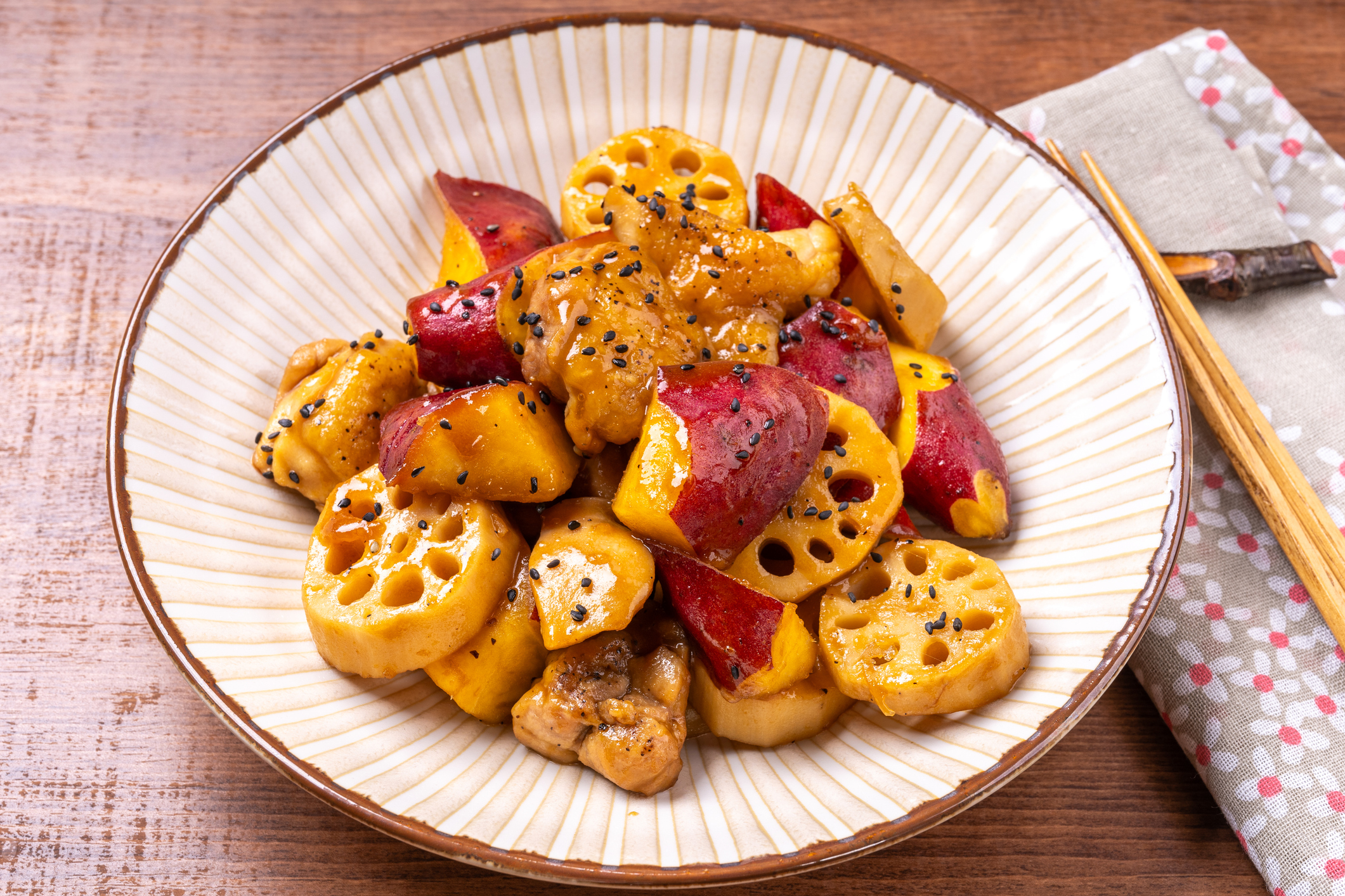 番薯蓮藕香炒雞肉做法。