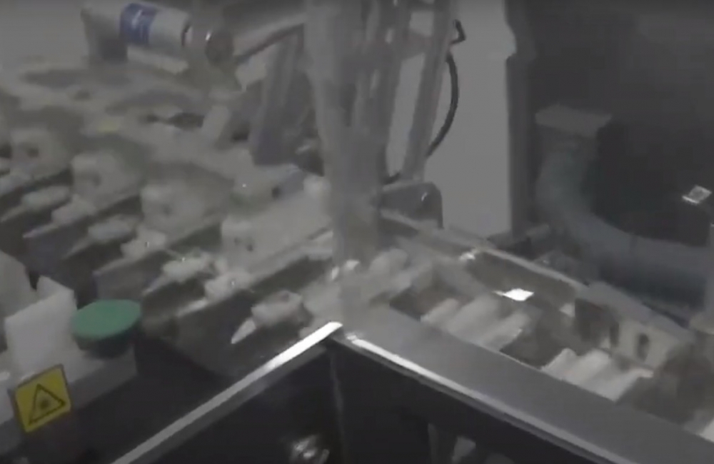 國藥集團中國生物位於北京的廠房正二十四小時加緊生產疫苗。