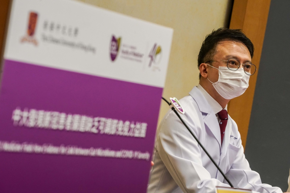 陳家亮教授表示,本港八成新冠病人在感染六個月後仍出現症狀,情況令人憂慮。