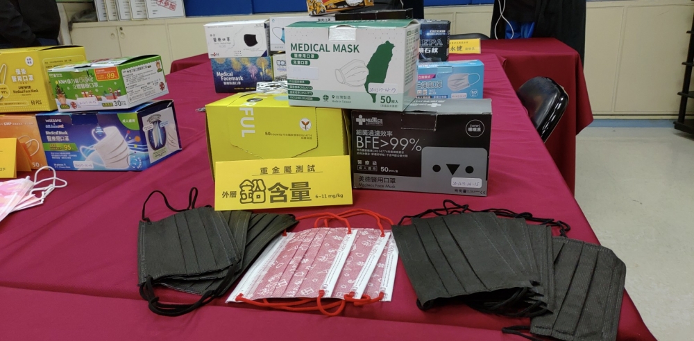 結果發現,在3款彩色口罩,包括「南六醫用口罩(未滅菌)-全黑款」、「美德醫用口罩(未滅菌)-嘿嘿黑」、「丰荷一般醫用口罩(未滅菌)-兒童紅線聖誕紅」,驗出重金屬鉛,含量為6〜11 mg/kg。
