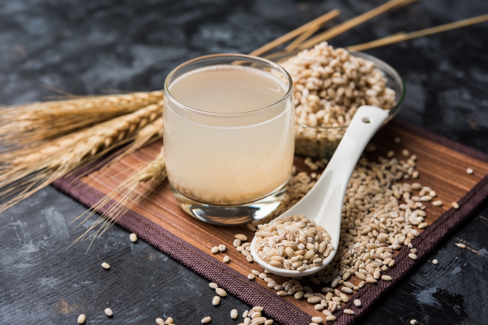 麥茶並非由茶葉製成。其製法是將大麥煎成深褐色,磨成粉末,再沖水飲用。此飲品不含咖啡因,適合胃部容易不適者飲用。