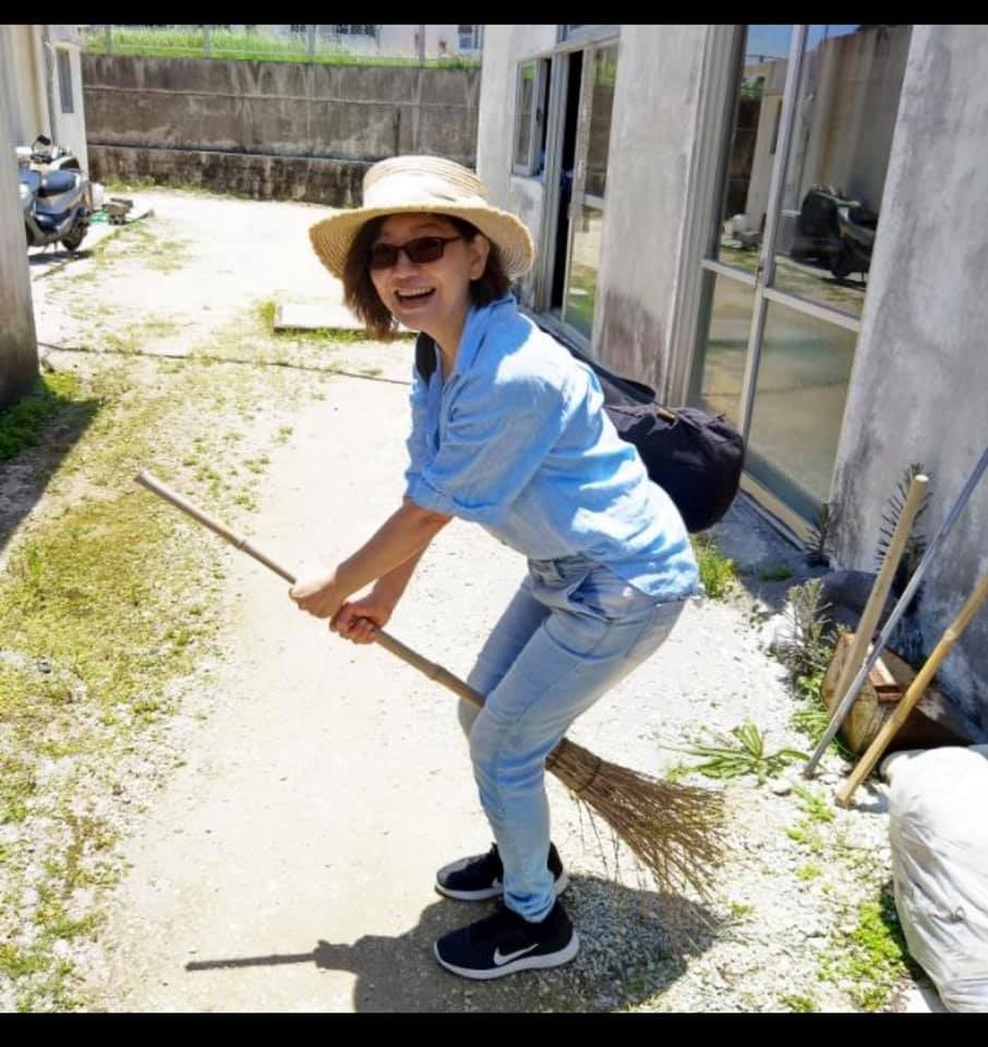 June的丈夫在十多年前因胰臟癌離世後，她便獨力撫養兒子。