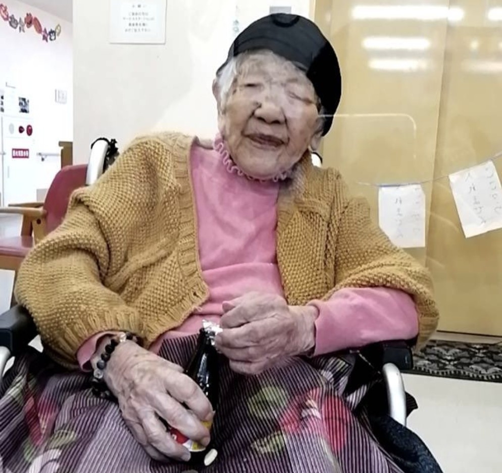 雖然受到新型肺炎影響下,田中加子幾乎無法跟家人見面,但仍然相當有活力。她的61歲孫子則表示,祖母十分精神,快樂地度過每一日。