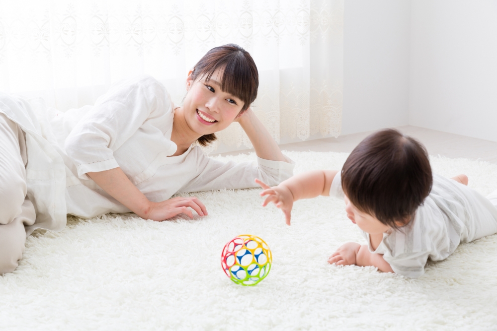 父母可把玩具放在寶寶眼前約一隻手臂遠的位置，鼓勵寶寶伸手觸摸。