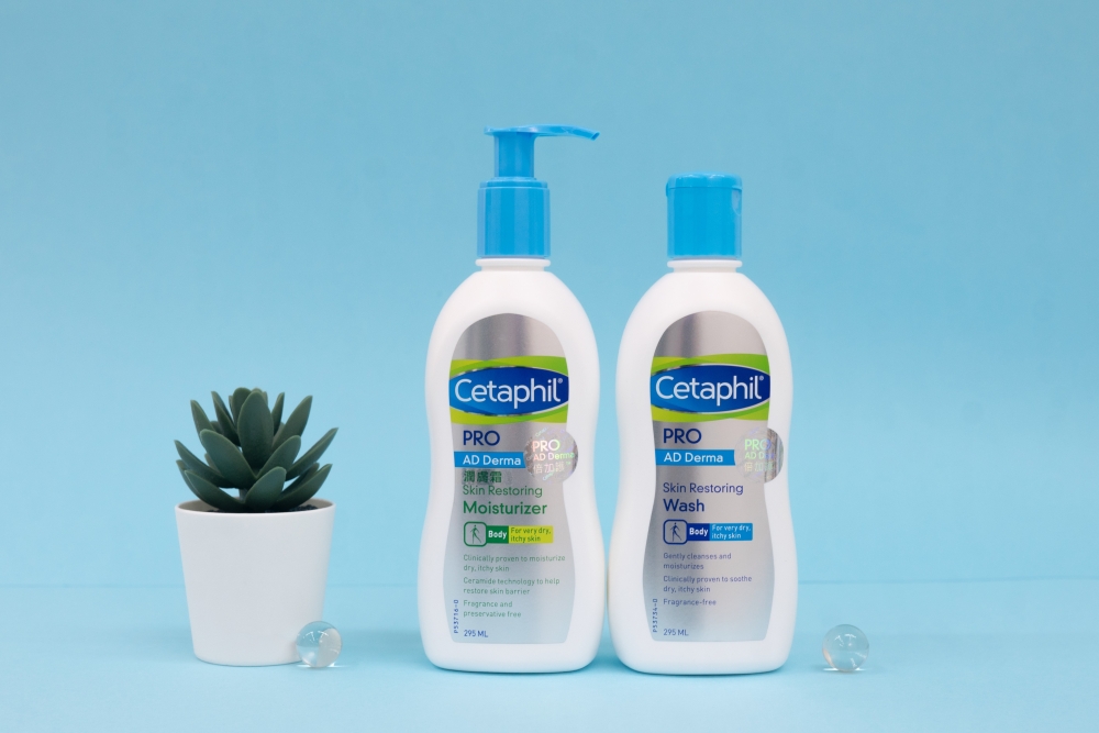 產品左至右:Cetaphil PRO AD Derma 舒特膚倍加護醫學濕疹配方–潤膚霜及潔膚露
