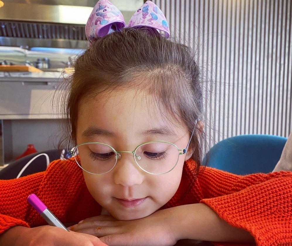 咘咘現時5歲,幸而未錯過治療黃金期。