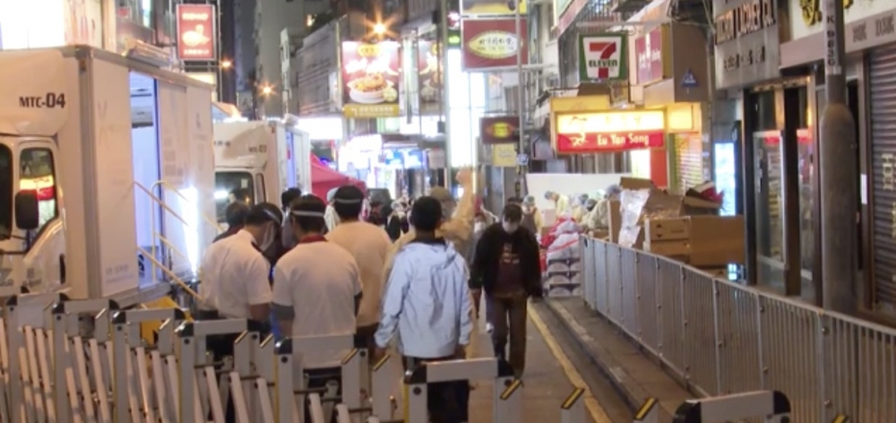 政府昨晚突襲封區油麻地新填地街、眾坊街及永星里的「受限區域」、尖沙咀金鑾大廈、元朗好彩洋樓及馬頭圍道隆基大樓等4個地方。