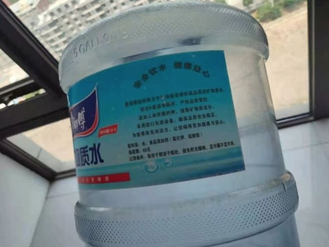 內地桶裝水有假貨!有內媒報導指,業內人士指在內地市場上流通的桶裝水,有近三分之一屬冒牌,即有可能是用未經嚴格過濾,甚至地下水直接灌裝出售。