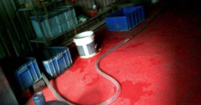 媒體經知情者報料,暗訪鄭州一間懷疑生產假水的工場,發現場內衞生環境惡劣,地上擺滿水箱雜物