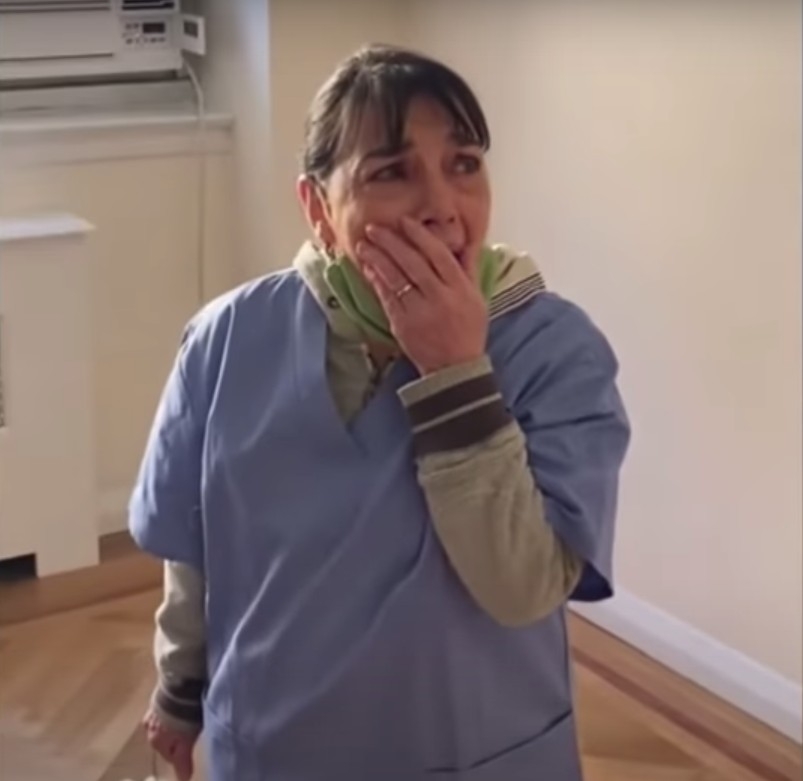 Rosa看見租約跟大門鎖匙後喜極而泣。