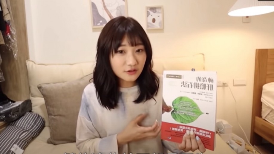愛莉莎莎去年年底拍攝一條影片,宣稱有一種印度的自然療法可排膽結石。
