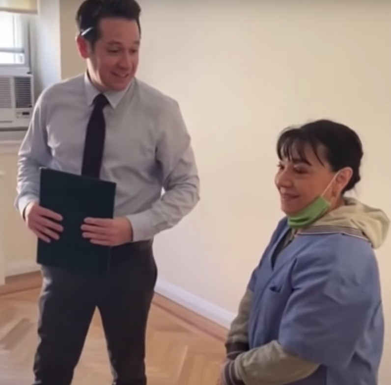 被蒙在鼓裡的Rosa參觀單位四周時大讚單位豪華又寬敞。