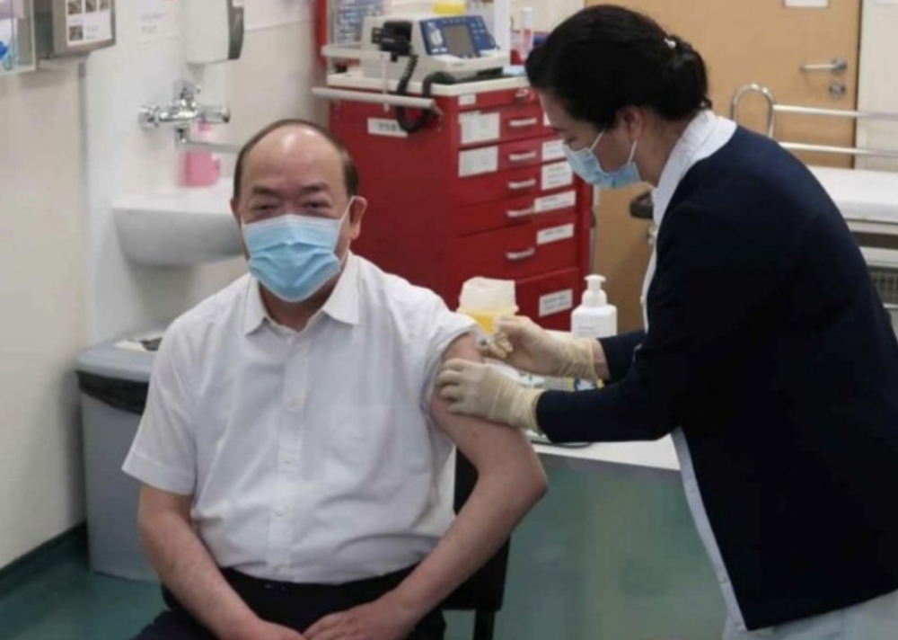 澳門行政長官賀一誠早上到仁伯爵綜合醫院注射疫苗。