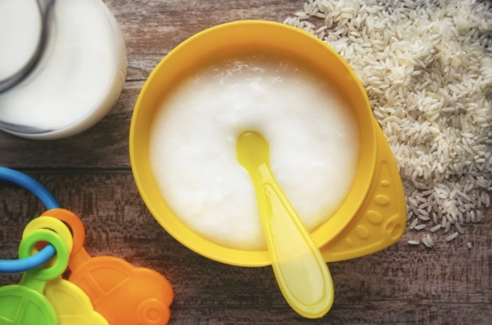 美國眾院監督暨改革委員會經濟暨消費者政策小組公布的調查報告指出，從4間公司旗下的嬰兒食品產品包括米糊、番薯泥、果汁或泡芙等，驗出含有砷、鉛、鎘、汞等重金屬。