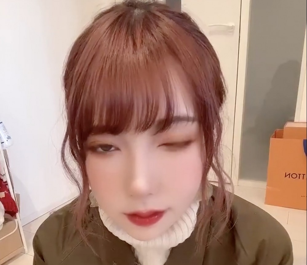 波多野結衣上傳影片,表示自己左眼難以閉合。