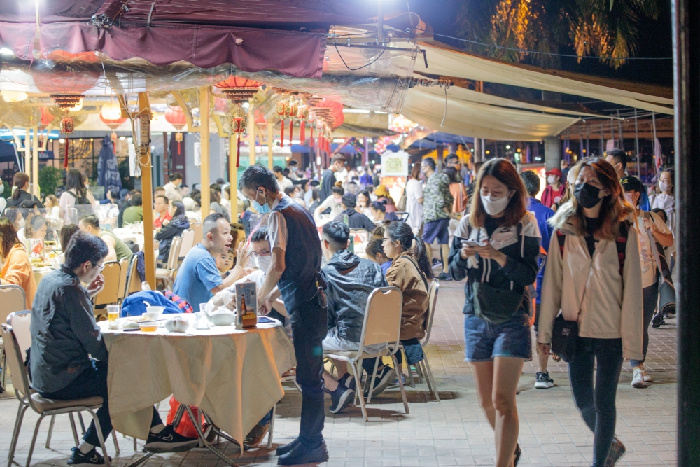 政府要求餐飲業務處所,安排專職員工負責收拾使用過的餐具、清潔及消毒使用過的餐桌及隔板,以減低有關傳播風險。