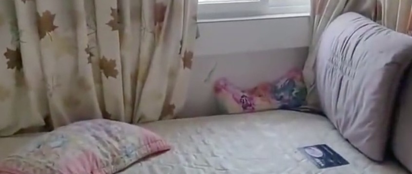 袁先生指出，所住的房子是租住的，事發房間窗沿向內突出，導致床頭無法與牆壁完全貼近。