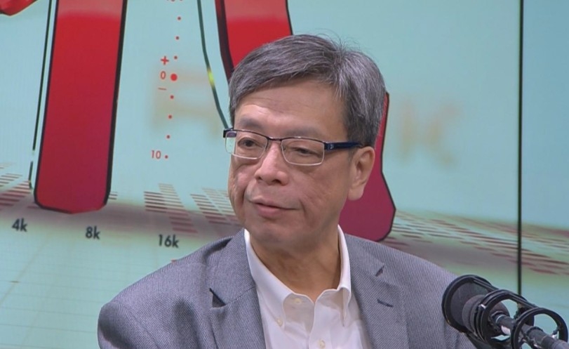 呼吸系統專科醫生梁子超今早(23日)在港台節目《千禧年代》接受訪問。